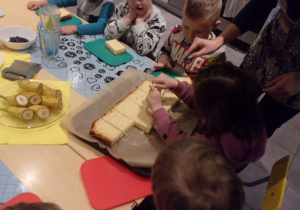 dzieci podczas samodzielnie przygotowywanego poczęstunku