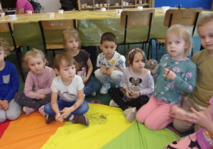 dzieci rozpoznają różnymi zmysłami suszone zioła i kwiaty