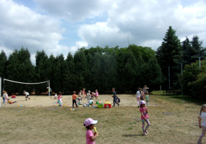 dzieci na boisku podczas zabawy