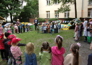 dzieci w kole śpiewają "Sto lat"