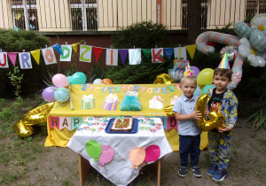 4-letni Solenizanci na tle dekoracji urodzinowej