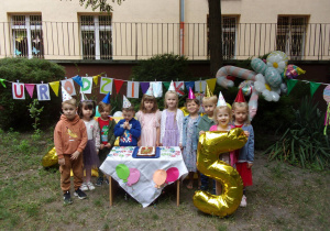 5-letni Solenizanci na tle dekoracji urodzinowej
