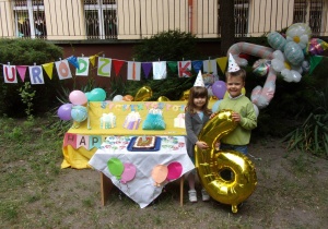 6-letni Solenizanci na tle dekoracji urodzinowej