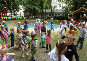 dzieci w ogrodzie przedszkolnym podczas zabawy urodzinkowej