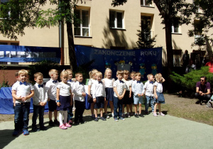 Smyki w galowych strojach recytują wiersz