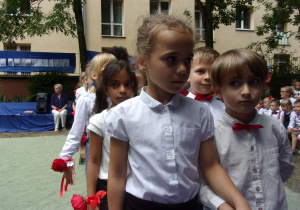 Juniorzy tańczą poloneza