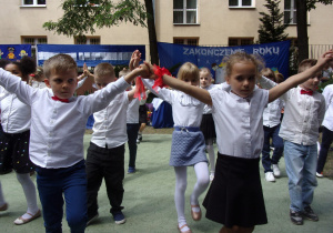 Juniorzy tańczą poloneza