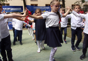 Juniorzy tańczą poloneza