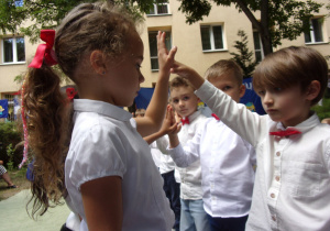 Juniorzy tańczą poloneza