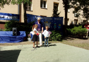chłopiec z dziewczynką z kwiatami