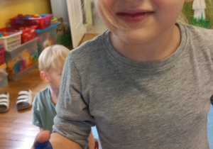 dziewczynka z pomalowaną niebieską farbą rączką