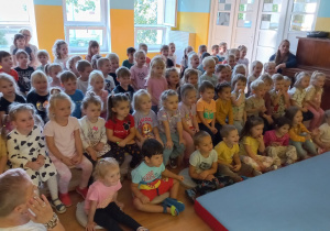 Wszystkie grupy wraz z Paniami uważnie oglądają spektakl "Piotruś Pan"