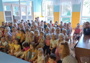 Wszystkie grupy wraz z Paniami oglądają występ teatrzyku