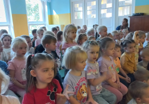 Przedszkolaki oglądają występ Teatrzyku "WidziMiSię"