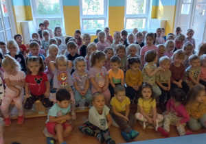 Grupa Tuptusiów, Smyków, Żaczków i Juniorów wraz z Paniami oglądają przedstawienie