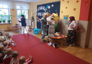 Przebrani pracownicy przedszkola wcielają się w swoje role z fragmentu dramatu Juliusza Słowackiego "Kordian".