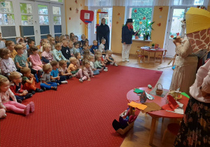 Przedszkolaki oglądają spektakl.
