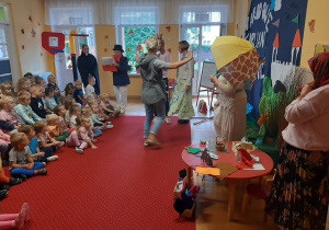 Przedszkolaki słuchają fragmentu dramatu Juliusza Słowackiego "Kordian" przedstawionego przez pracowników przedszkola.