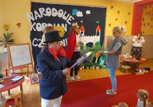 Przebrani pracownicy przedszkola przedstawiają spektakl.