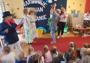 Przebrani pracownicy przedszkola przedstawiają spektakl.