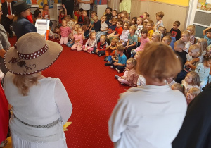 Przedszkolaki przyglądają się przebranym pracownikom przedszkola.