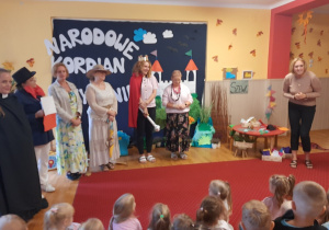 Na zakończenie przebrani pracownicy przedszkola wraz z Panią Dyrektor pytają dzieci o ich wrażenia po obejrzeniu spektaklu.