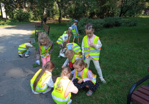 Juniorzy w kamizelkach w parku.