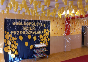 Udekorowana sala balonami z okazji Dnia Przedszkolaka.