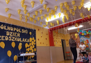 Przedszkolaki uważnie słuchają Pani Dyrektor.