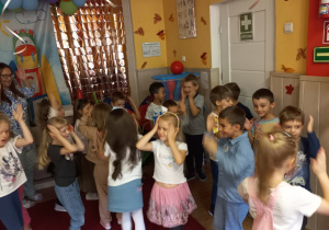 Przedszkolaki uczestniczą w zabawie ruchowej.