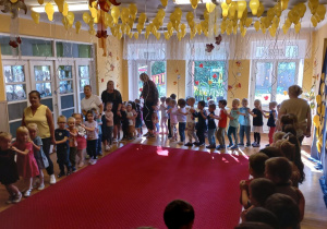 Przedszkolaki ustawieni w "pociąg" wraz z Paniami.