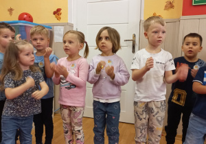 Przedszkolaki naśladują ruchy Pań.