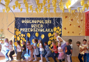 Przedszkolaki uczestniczą w zabawie ruchowej.