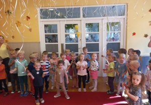 Przedszkolaki uczestniczą w zabawie ruchowej.