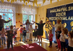 Przedszkolaki naśladują Panią Karolinę.