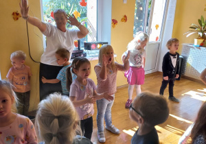 Dzieci tańczą wraz z pracownikami przedszkola.