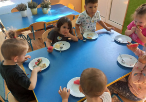 Tuptusie jedzą tort.
