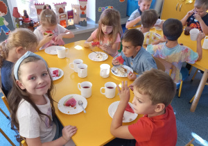 Juniorzy jedzą tort.