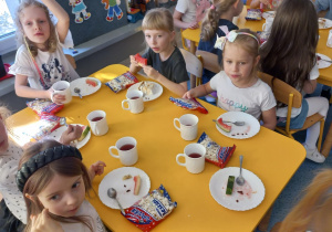 Juniorzy jedzą tort.