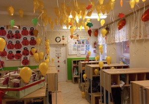 Żółte balony w szatni.