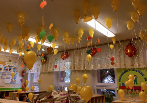 Żółte balony w szatni.
