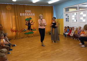 Pani Dyrektor wraz z Panią Basią ogłaszają Bal Jesieni.