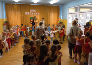 Wszystkie grupy uczestniczą w zabawie w "pociąg".