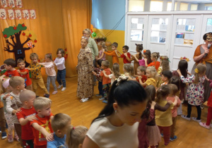 Wszystkie grupy uczestniczą w zabawie w "pociąg".