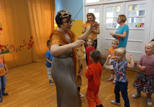 Pani Basia tańczy z przedszkolakami.