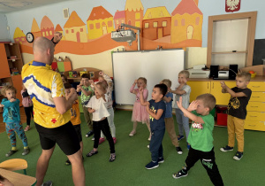 Żaczki naśladują ruchy karate.