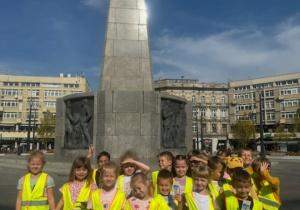Juniorzy pozują z biletami.