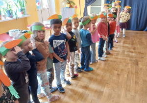 Dzieci w opaskach z marchewką.