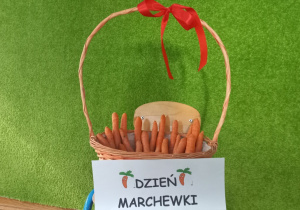 Koszyk z marchewkami.