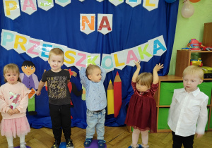 Dzieci obok siebie przed dekoracją.